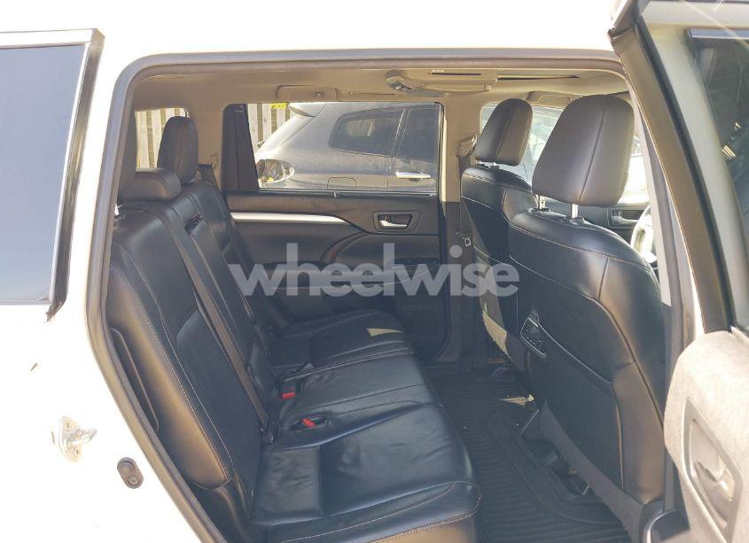 Photo 8 of 2015 Toyota Highlander XLE V6 (VIN 5TDJKRFH7FS177151)