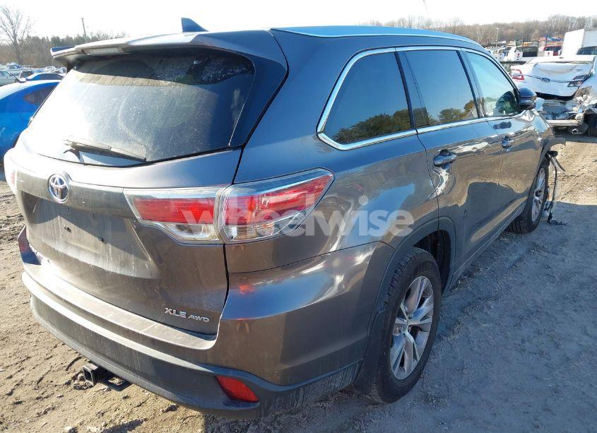 Photo 4 of 2015 Toyota Highlander XLE V6 (VIN 5TDJKRFH7FS179109)
