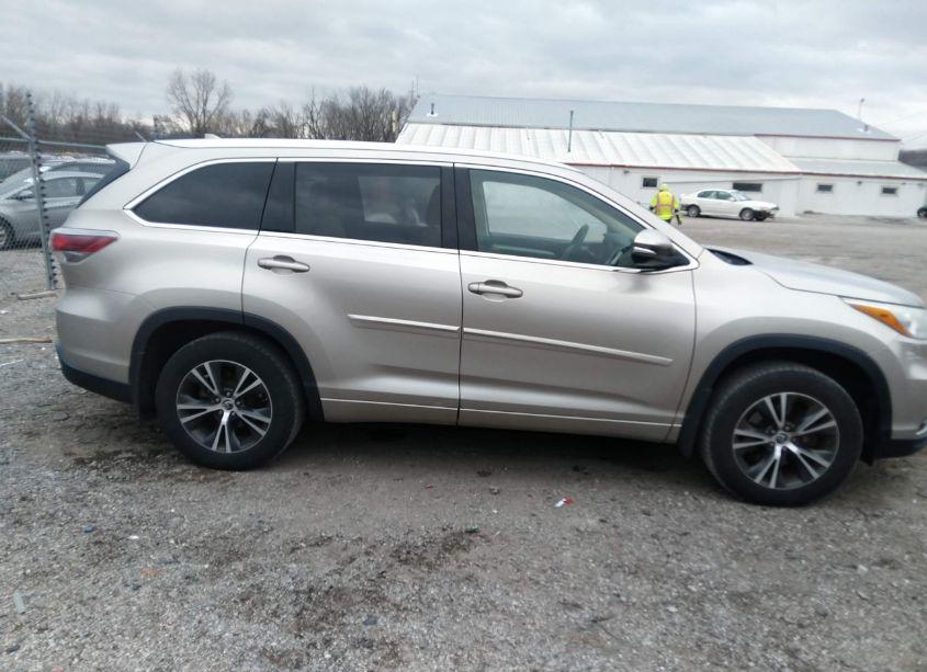 Photo 13 of 2016 Toyota Highlander XLE V6 (VIN 5TDJKRFH7GS227239)
