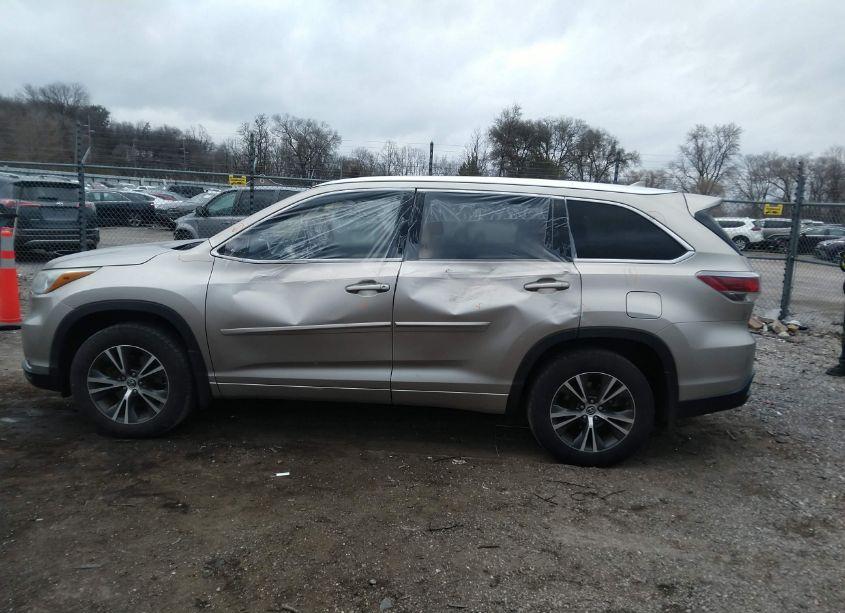 Photo 14 of 2016 Toyota Highlander XLE V6 (VIN 5TDJKRFH7GS227239)