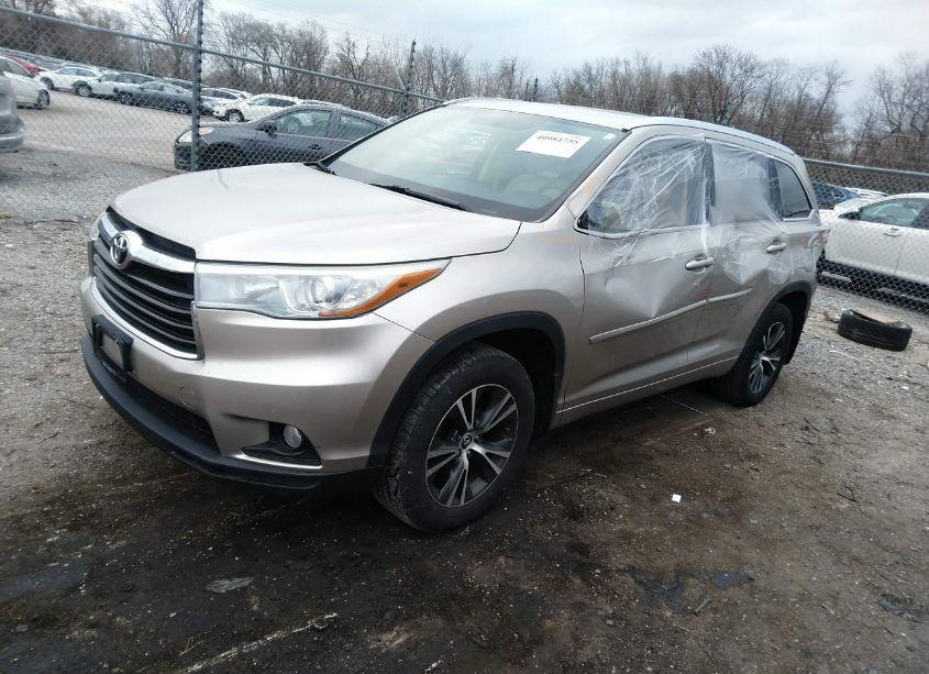 Photo 2 of 2016 Toyota Highlander XLE V6 (VIN 5TDJKRFH7GS227239)