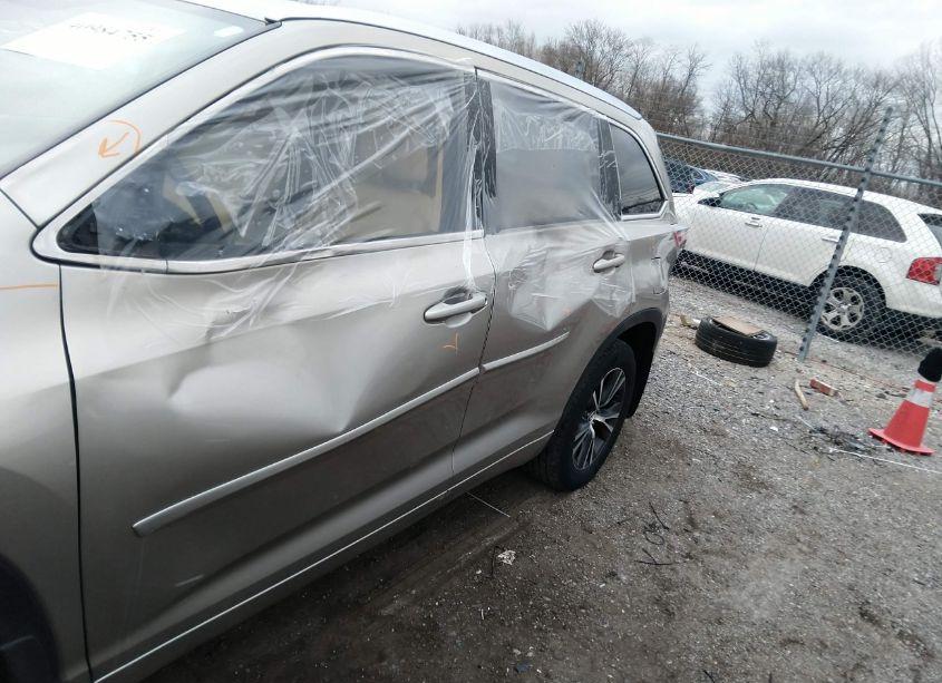 Photo 6 of 2016 Toyota Highlander XLE V6 (VIN 5TDJKRFH7GS227239)