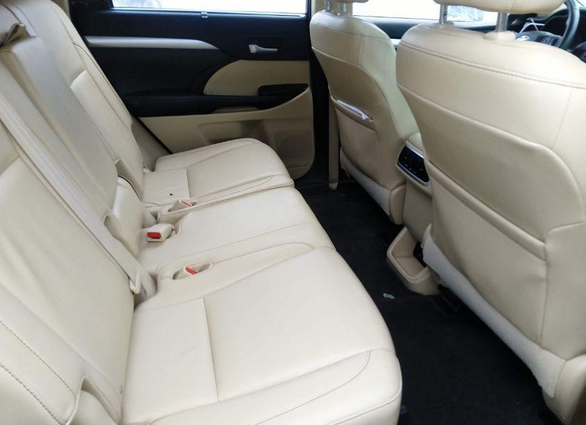 Photo 8 of 2016 Toyota Highlander XLE V6 (VIN 5TDJKRFH7GS227239)