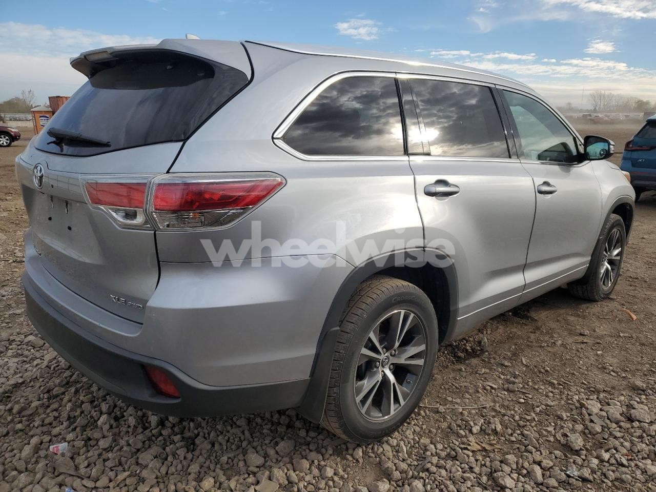 Photo 3 of 2016 TOYOTA HIGHLANDER XLE (VIN 5TDJKRFH7GS252268)