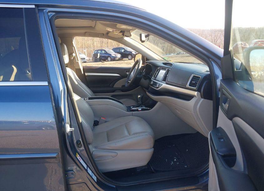 Photo 5 of 2016 Toyota Highlander XLE V6 (VIN 5TDJKRFH7GS290969)