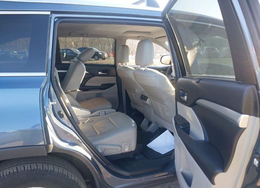 Photo 8 of 2016 Toyota Highlander XLE V6 (VIN 5TDJKRFH7GS290969)