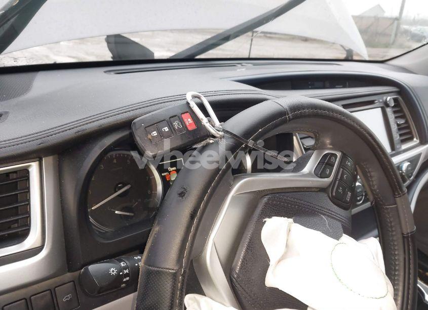 Photo 11 of 2016 Toyota Highlander XLE V6 (VIN 5TDJKRFH7GS294701)