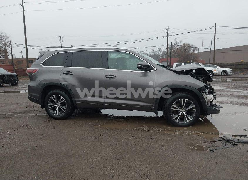 Photo 13 of 2016 Toyota Highlander XLE V6 (VIN 5TDJKRFH7GS294701)