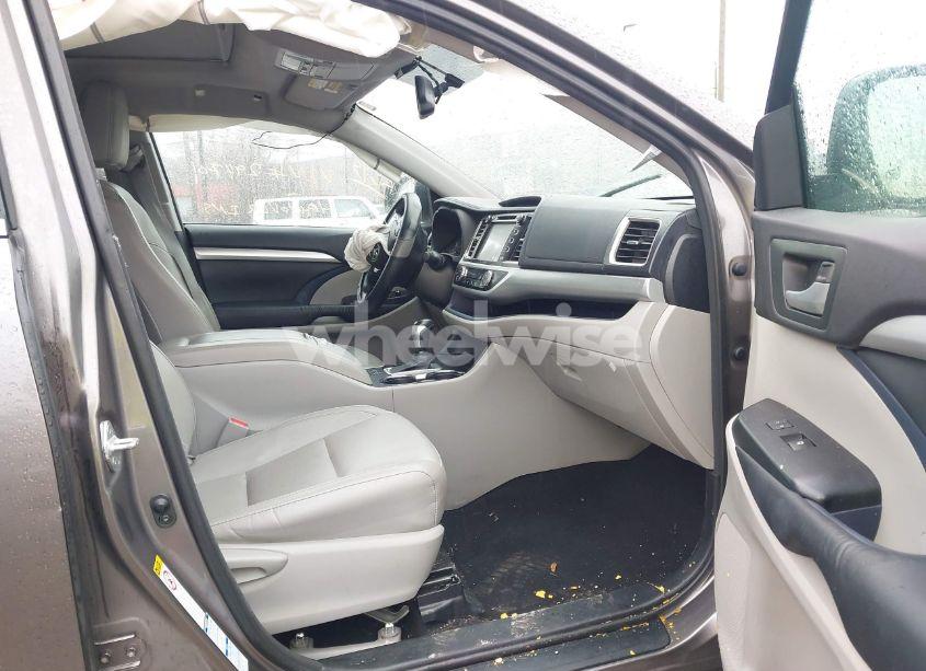 Photo 5 of 2016 Toyota Highlander XLE V6 (VIN 5TDJKRFH7GS294701)