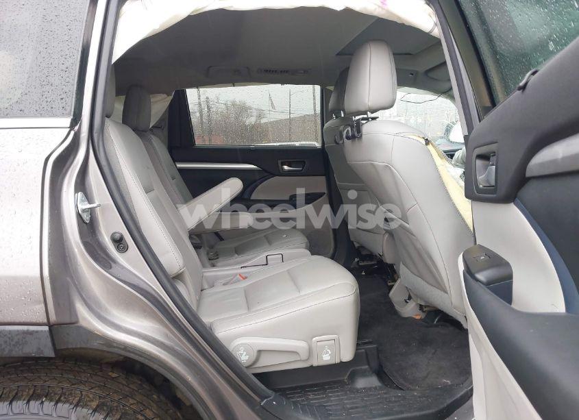 Photo 8 of 2016 Toyota Highlander XLE V6 (VIN 5TDJKRFH7GS294701)