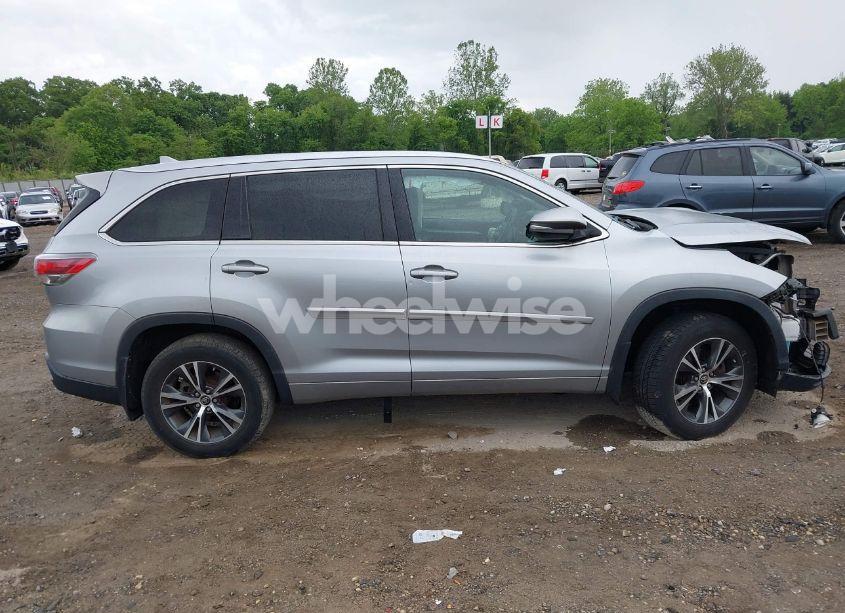Photo 13 of 2016 Toyota Highlander XLE V6 (VIN 5TDJKRFH7GS321461)