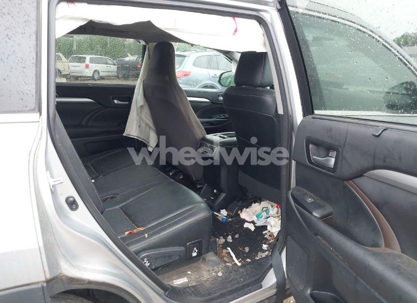 Photo 8 of 2016 Toyota Highlander XLE V6 (VIN 5TDJKRFH7GS321461)