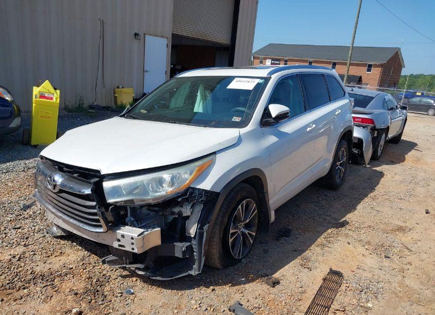 Photo 2 of 2016 Toyota Highlander XLE V6 (VIN 5TDJKRFH7GS350054)