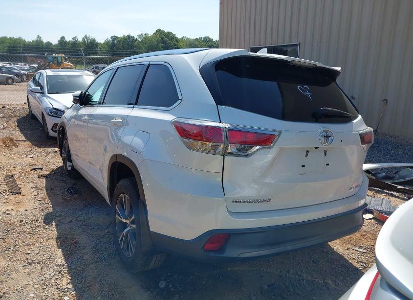 Photo 3 of 2016 Toyota Highlander XLE V6 (VIN 5TDJKRFH7GS350054)