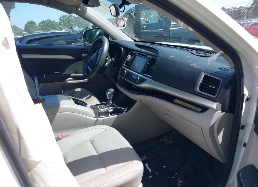 Photo 5 of 2016 Toyota Highlander XLE V6 (VIN 5TDJKRFH7GS350054)