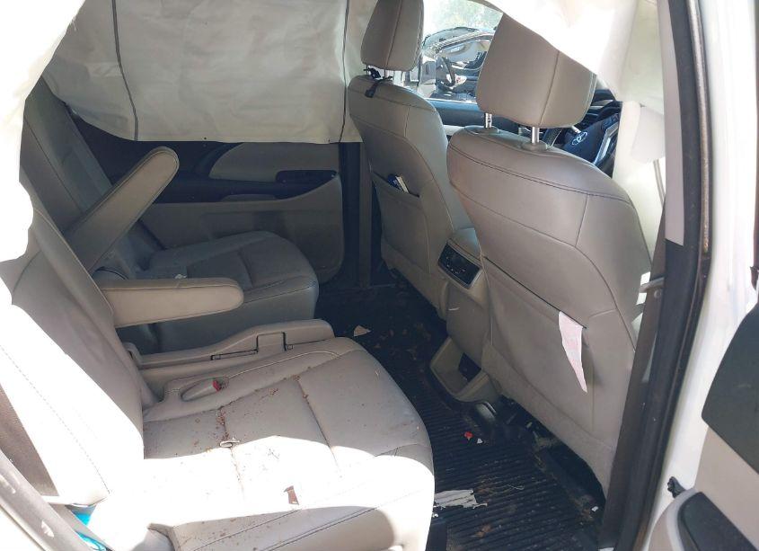 Photo 8 of 2016 Toyota Highlander XLE V6 (VIN 5TDJKRFH7GS350054)