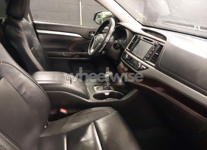 Photo 5 of 2016 Toyota Highlander XLE V6 (VIN 5TDJKRFH7GS500194)