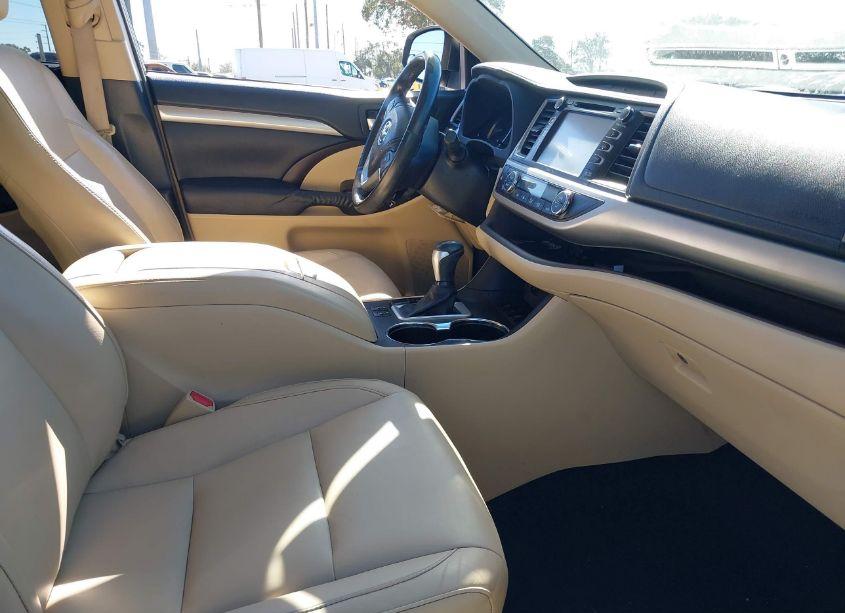 Photo 5 of 2014 Toyota Highlander XLE V6 (VIN 5TDJKRFH8ES017004)