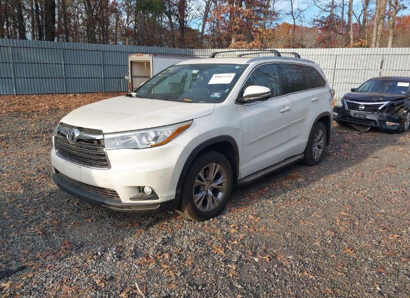 Photo 2 of 2015 Toyota Highlander XLE V6 (VIN 5TDJKRFH8FS133448)