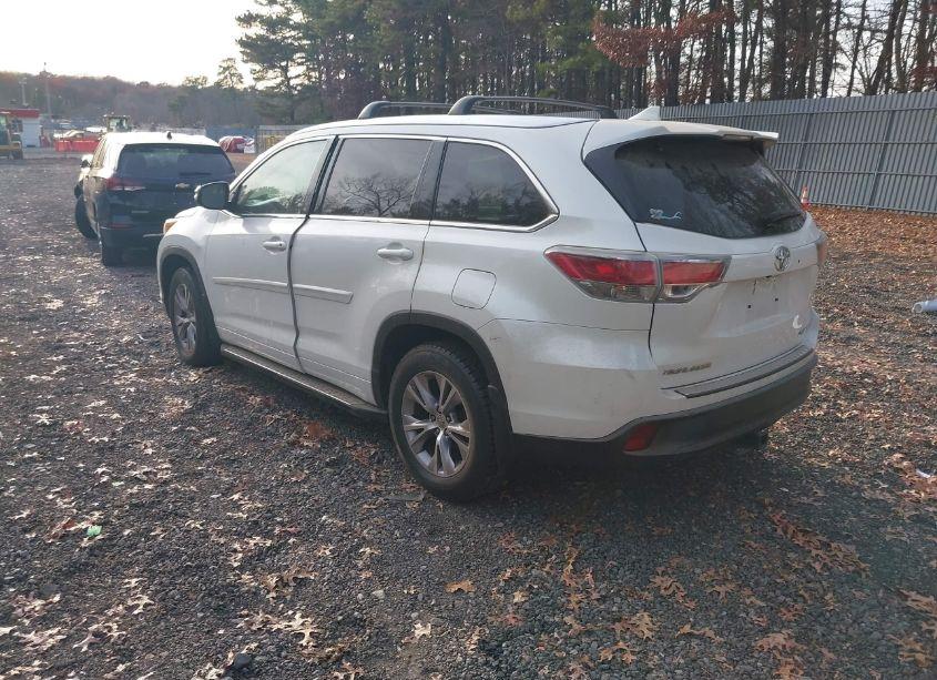 Photo 3 of 2015 Toyota Highlander XLE V6 (VIN 5TDJKRFH8FS133448)