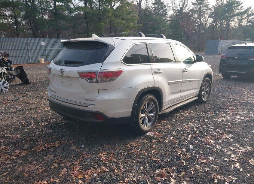 Photo 4 of 2015 Toyota Highlander XLE V6 (VIN 5TDJKRFH8FS133448)
