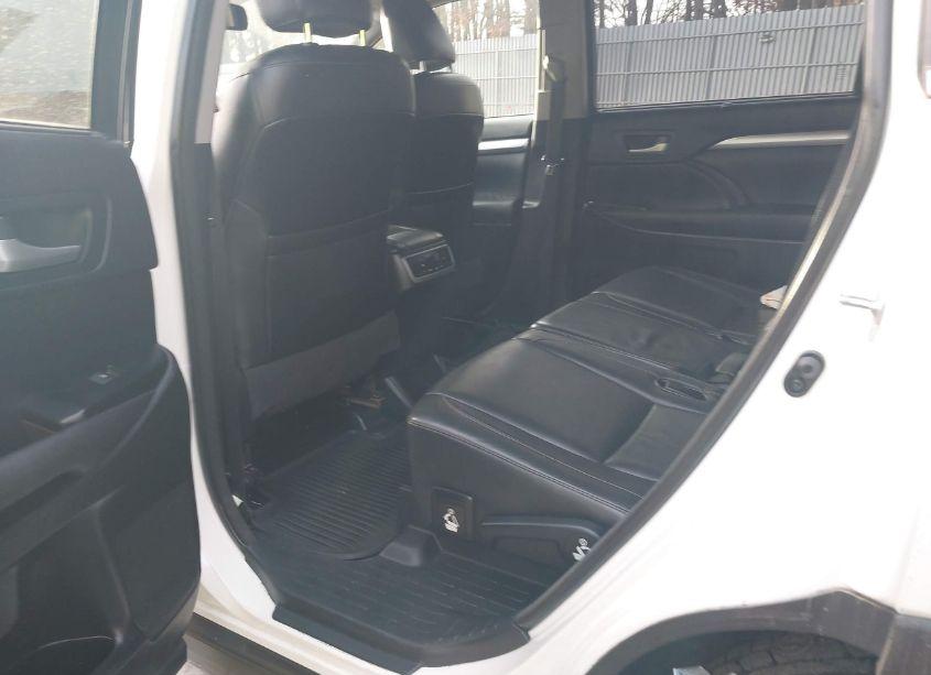 Photo 8 of 2015 Toyota Highlander XLE V6 (VIN 5TDJKRFH8FS133448)