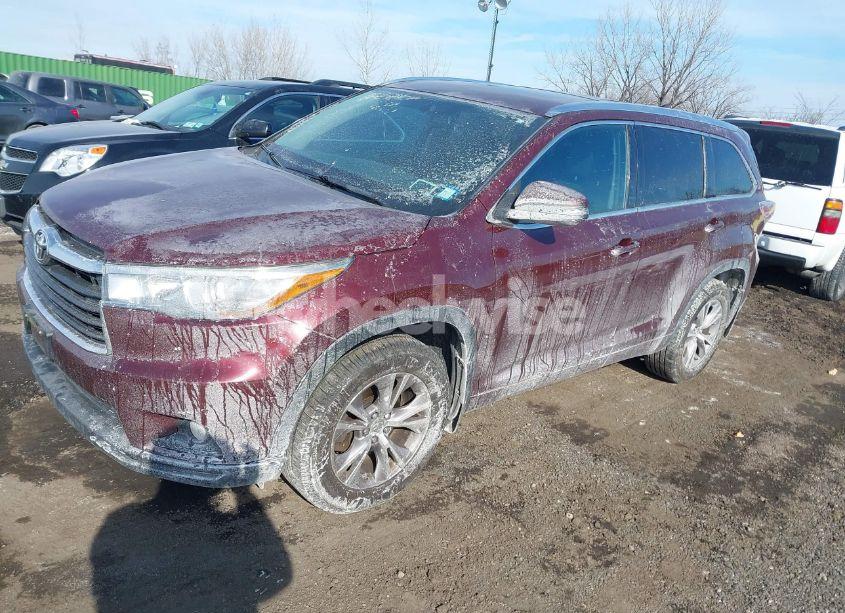 Photo 2 of 2015 Toyota Highlander XLE V6 (VIN 5TDJKRFH8FS168409)