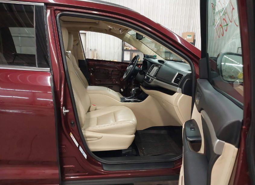 Photo 5 of 2015 Toyota Highlander XLE V6 (VIN 5TDJKRFH8FS178714)