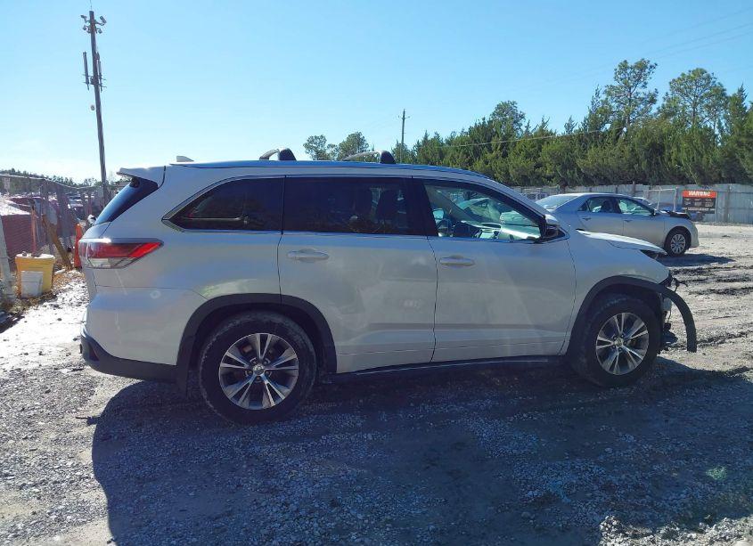 Photo 13 of 2015 Toyota Highlander XLE V6 (VIN 5TDJKRFH8FS196629)