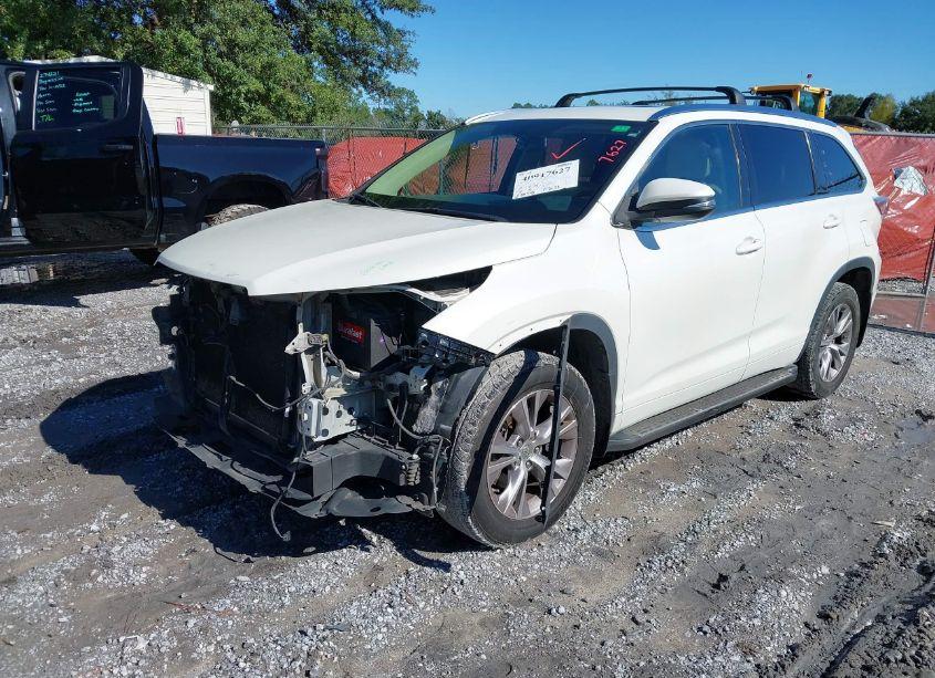 Photo 2 of 2015 Toyota Highlander XLE V6 (VIN 5TDJKRFH8FS196629)