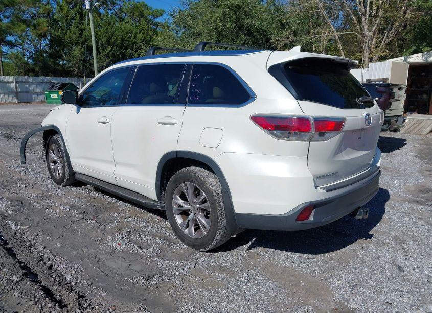 Photo 3 of 2015 Toyota Highlander XLE V6 (VIN 5TDJKRFH8FS196629)