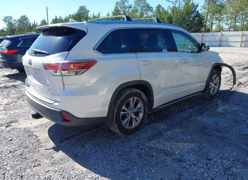 Photo 4 of 2015 Toyota Highlander XLE V6 (VIN 5TDJKRFH8FS196629)