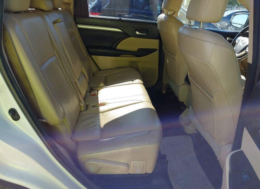Photo 8 of 2015 Toyota Highlander XLE V6 (VIN 5TDJKRFH8FS196629)