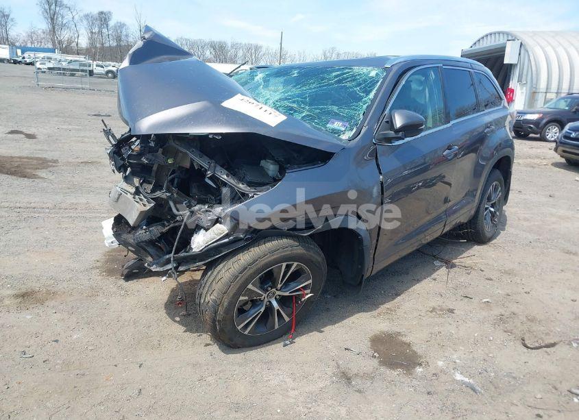 Photo 2 of 2016 Toyota Highlander XLE V6 (VIN 5TDJKRFH8GS231543)