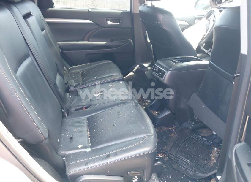 Photo 8 of 2016 Toyota Highlander XLE V6 (VIN 5TDJKRFH8GS231543)