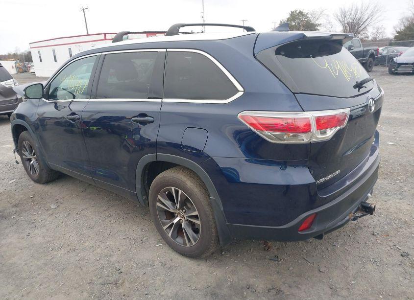 Photo 3 of 2016 Toyota Highlander XLE V6 (VIN 5TDJKRFH8GS233633)