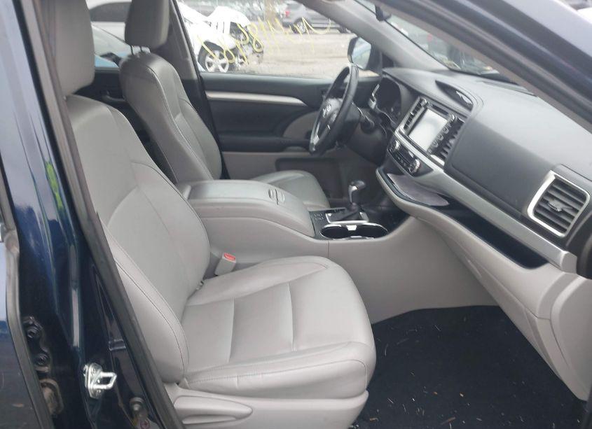 Photo 5 of 2016 Toyota Highlander XLE V6 (VIN 5TDJKRFH8GS233633)