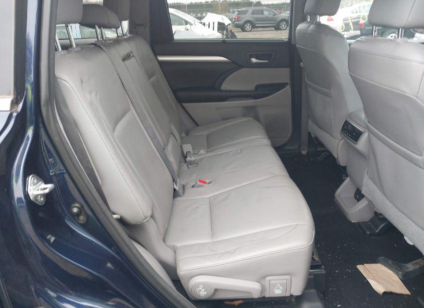Photo 8 of 2016 Toyota Highlander XLE V6 (VIN 5TDJKRFH8GS233633)