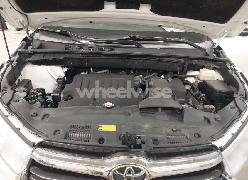 Photo 10 of 2016 Toyota Highlander XLE V6 (VIN 5TDJKRFH8GS242509)