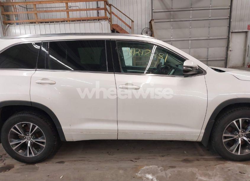 Photo 14 of 2016 Toyota Highlander XLE V6 (VIN 5TDJKRFH8GS242509)