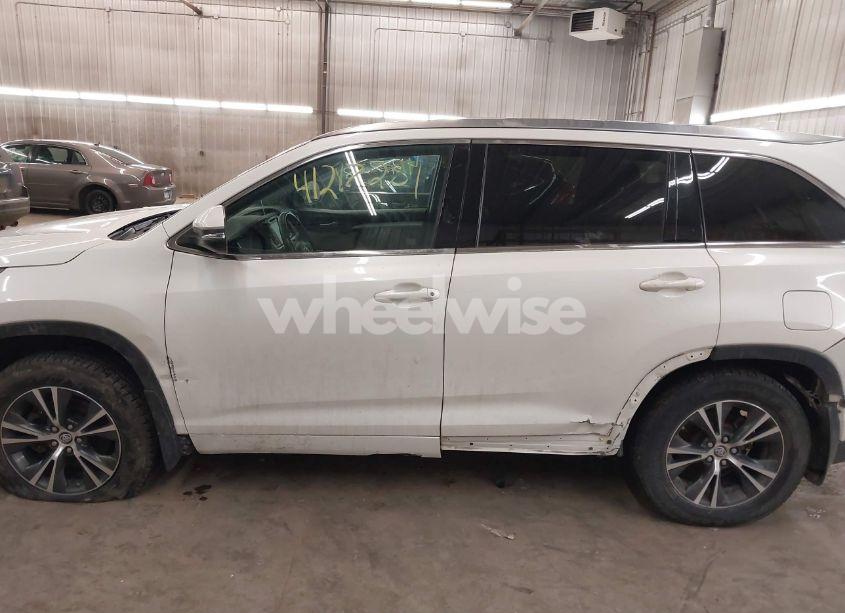 Photo 15 of 2016 Toyota Highlander XLE V6 (VIN 5TDJKRFH8GS242509)