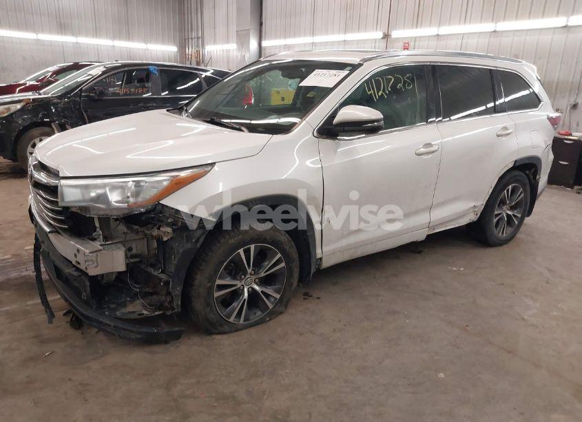 Photo 2 of 2016 Toyota Highlander XLE V6 (VIN 5TDJKRFH8GS242509)