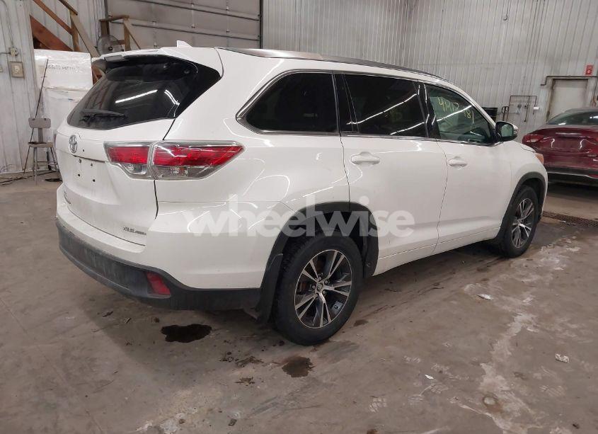 Photo 4 of 2016 Toyota Highlander XLE V6 (VIN 5TDJKRFH8GS242509)