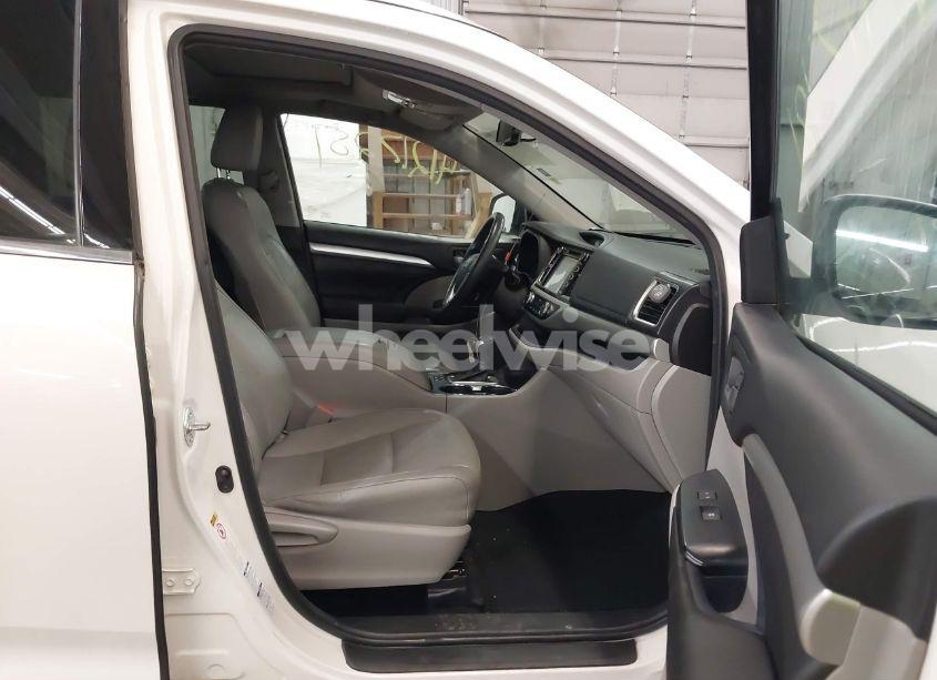 Photo 5 of 2016 Toyota Highlander XLE V6 (VIN 5TDJKRFH8GS242509)