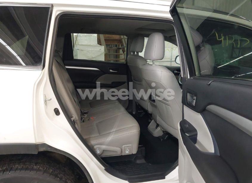 Photo 8 of 2016 Toyota Highlander XLE V6 (VIN 5TDJKRFH8GS242509)