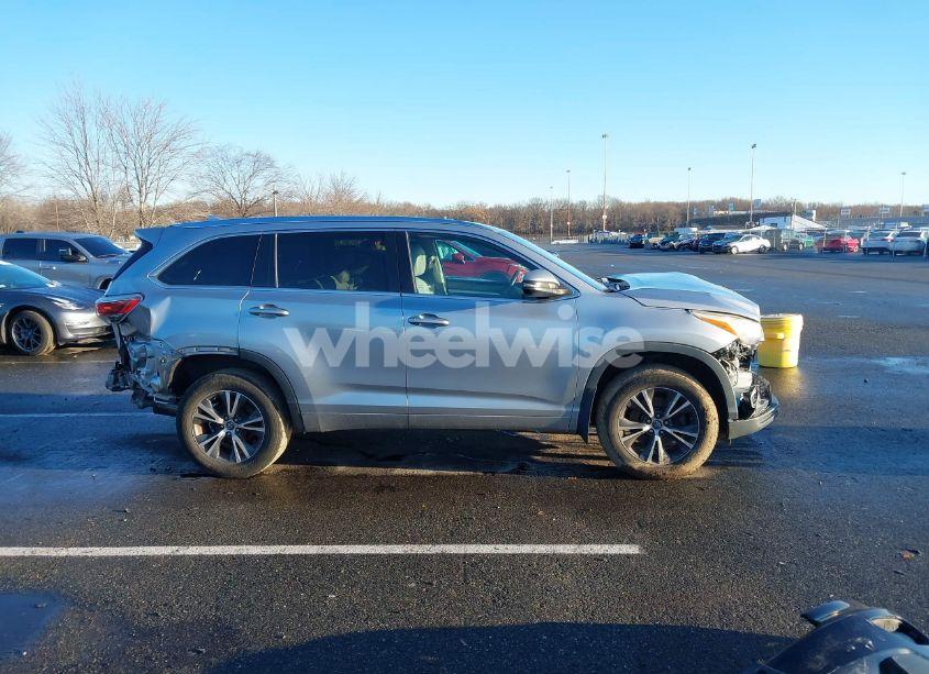 Photo 13 of 2016 Toyota Highlander XLE V6 (VIN 5TDJKRFH8GS294982)