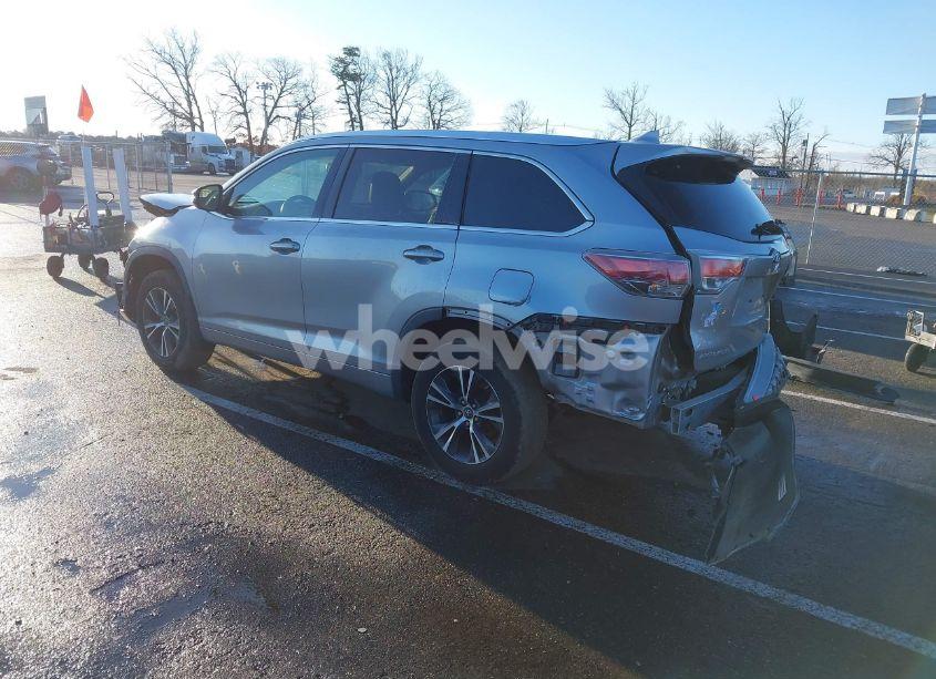 Photo 3 of 2016 Toyota Highlander XLE V6 (VIN 5TDJKRFH8GS294982)