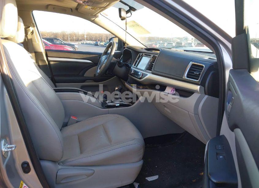 Photo 5 of 2016 Toyota Highlander XLE V6 (VIN 5TDJKRFH8GS294982)