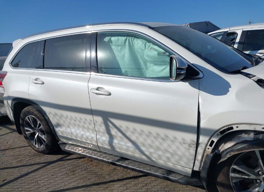 Photo 13 of 2016 Toyota Highlander XLE V6 (VIN 5TDJKRFH8GS296327)