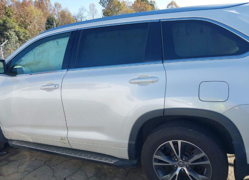 Photo 14 of 2016 Toyota Highlander XLE V6 (VIN 5TDJKRFH8GS296327)
